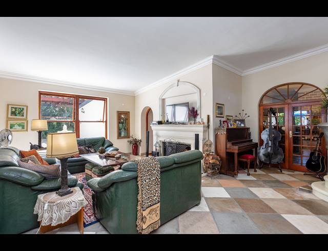 6 BEDROOM FREEHOLD TO LET IN CONSTANTIA